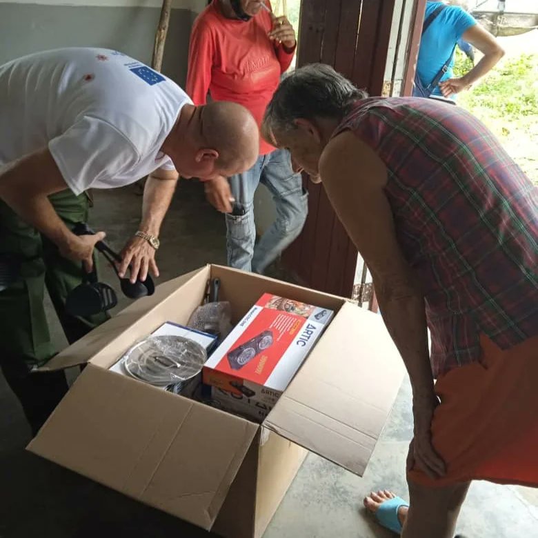 HumanityCuba's tweet photo. 📦 Las comunidades de San Carlos y Cabezas, en Minas de Matahambre, recibieron artículos de cocina y para el hogar como parte de la respuesta inclusiva al huracán #Ian. Esta acción es financiada por #ECHO y realizada en consorcio con CARE en Cuba. https://t.co/9pbL0Y9p82