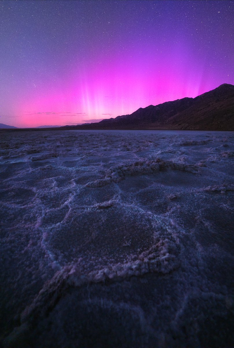 Last night the sky erupted in pinks and purples above the Death Valley National Park Basin!! 🤩🤯

#DeathValley
#AuroraBorealis 
#NorthernLights