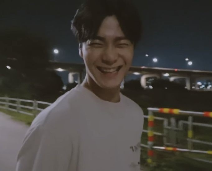 "Yara izlerimin etrafına yıldızlar çizdin."