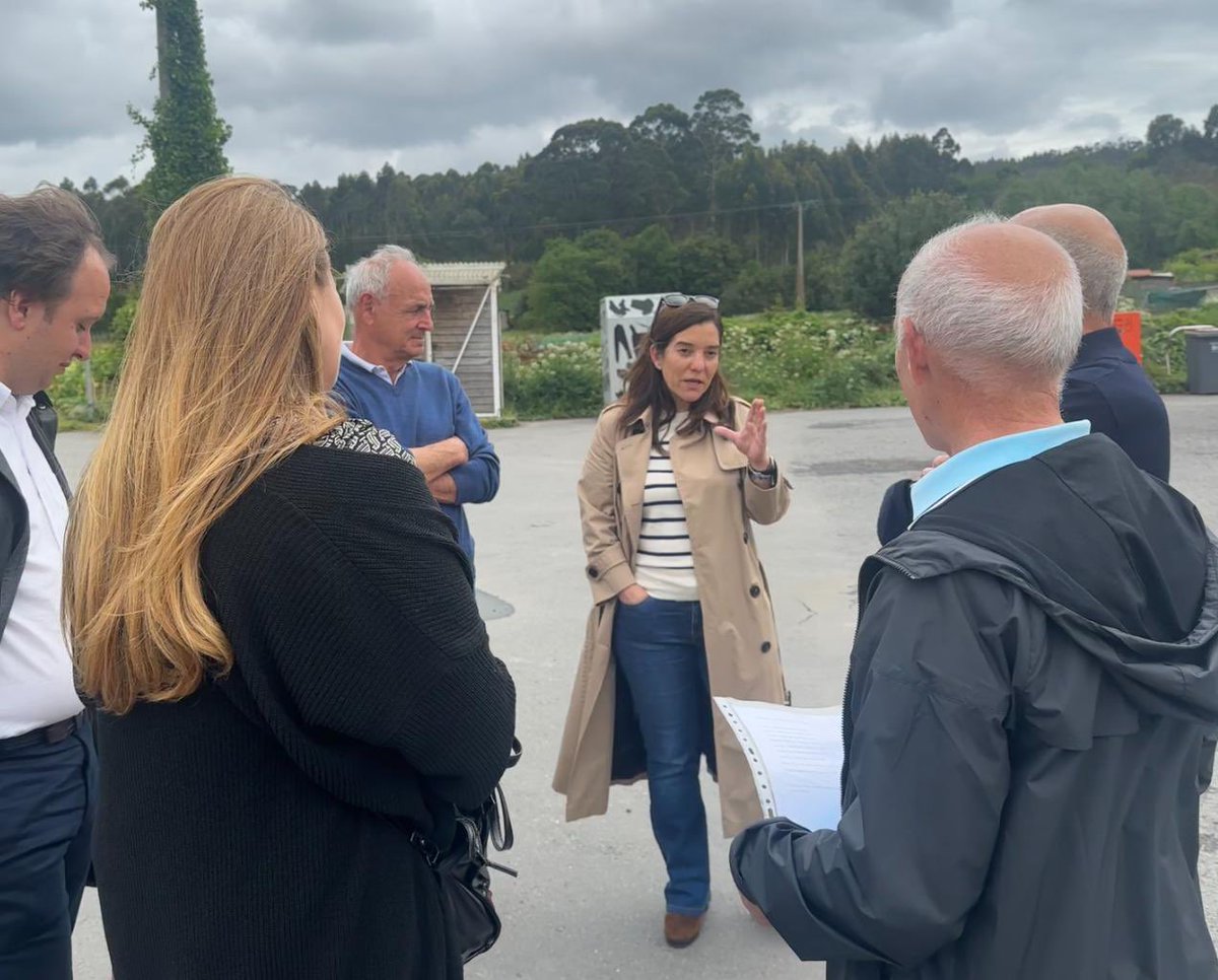 inesreygarcia's tweet photo. Esta mañá estivemos coa Asociación Veciñal de Feáns.

A reurbanización das rúas Calera e Laxe, que conecta Feáns e Novo Mesoiro, supuxeron unha clara mellora na calidade do barrio.

Seguimos escoitando e atendendo as súas demandas para facelas realidade.

@dinisss @DIANAMCABANAS https://t.co/uugJ5SSyLf
