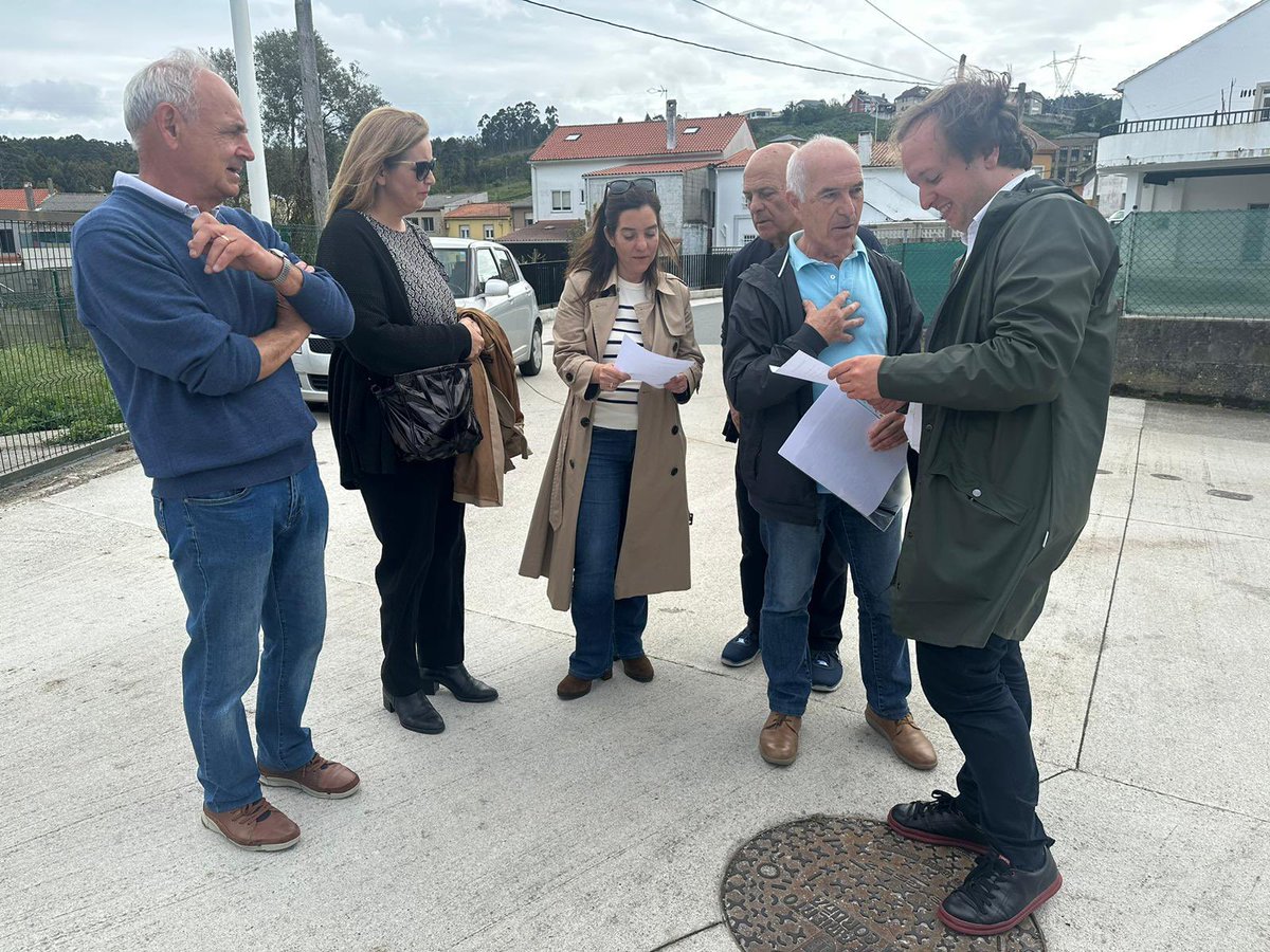 inesreygarcia's tweet photo. Esta mañá estivemos coa Asociación Veciñal de Feáns.

A reurbanización das rúas Calera e Laxe, que conecta Feáns e Novo Mesoiro, supuxeron unha clara mellora na calidade do barrio.

Seguimos escoitando e atendendo as súas demandas para facelas realidade.

@dinisss @DIANAMCABANAS https://t.co/uugJ5SSyLf