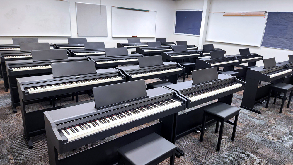 rivertonpiano's tweet photo. We're celebrating ANOTHER #school #pianolab delivery this week! Congrats to @mpsaz (Summit Academy Elementary) on their new, cutting-edge @Roland Piano Lab! This new program will expose countless students to the magic of making music!
#schoollab #digitalpiano #piano #Arizona https://t.co/zKtUI2VZ4X
