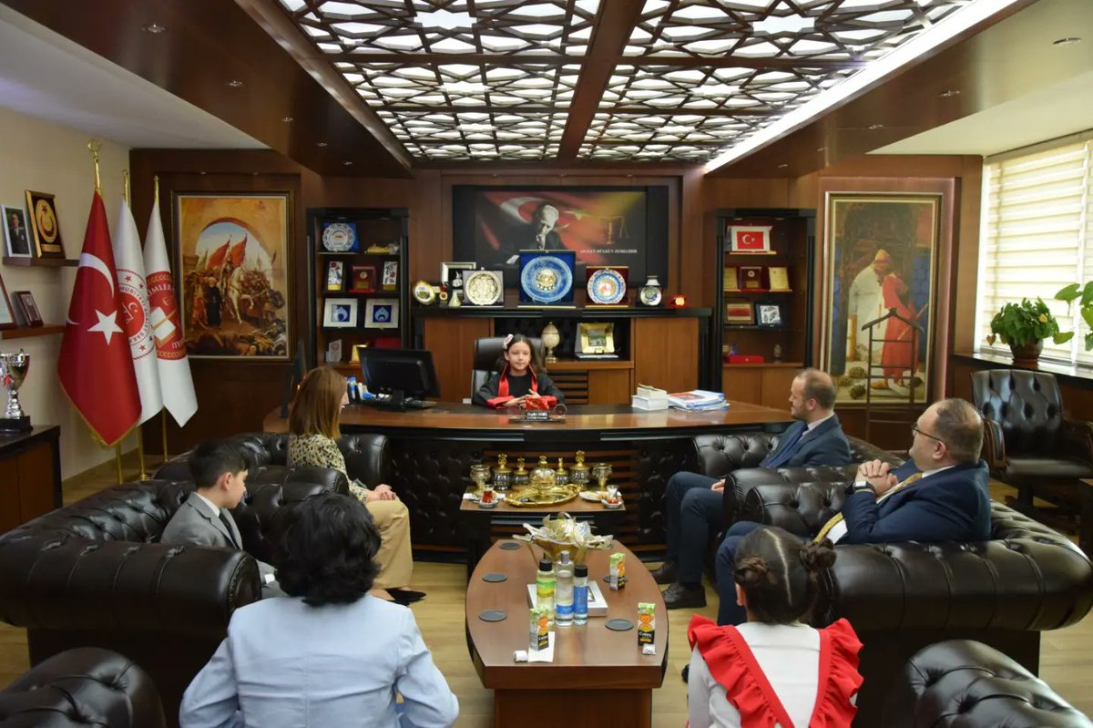 23 Nisan Ulusal Egemenlik ve Çocuk Bayramı makam ziyaretleri kapsamında Gaziosmanpaşa Başsavcısı Sayın Haydar Memiş'i ziyaret ettik. Okulumuz öğrencileri kısa süreliğine ilçemizin başsavcısı oldular :) sayın başsavcımıza misafirperverliği ve içten sohbeti için teşekkür ederiz.