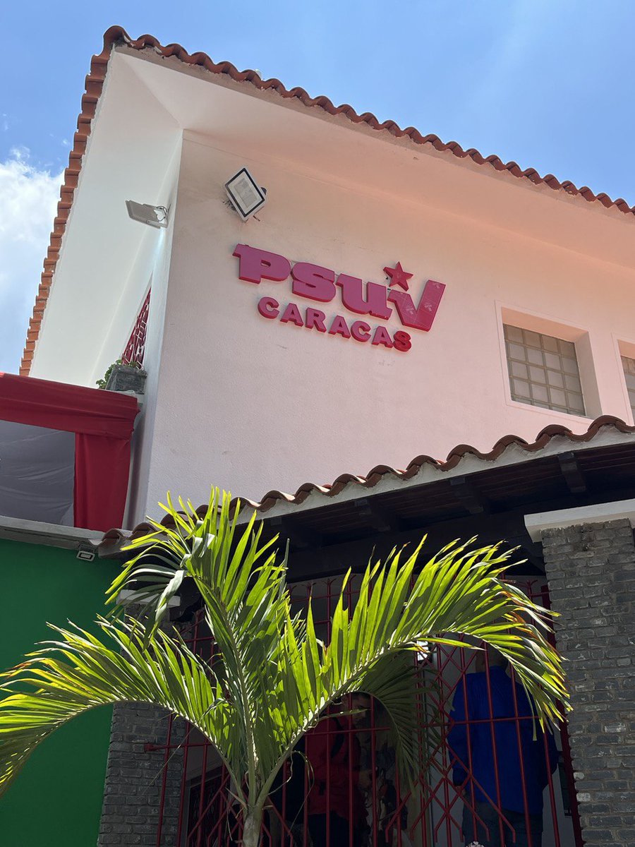 Ahora el @PartidoPSUV Caracas tiene su sede en la parroquia San Bernardino, y este #24Abr la inauguramos junto al primer vicepresidente de nuestra organización, @dcabellor.

Un espacio para el debate político y el surgimiento de nuevas ideas.

#ALBAEsNuestramérica