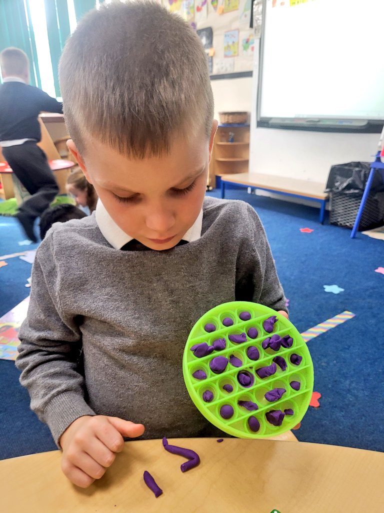 MrsTCaterpillar's tweet photo. The children were completely engaged in this simple activity. It's brilliant for improving fine motor skills ( rolling + cutting the dough) as well as working on subitising with dice and one-to-one correspondence during counting! It's a thumbs up from us! 👍🔢 #FunWithNumeracy https://t.co/9m9uo672y6