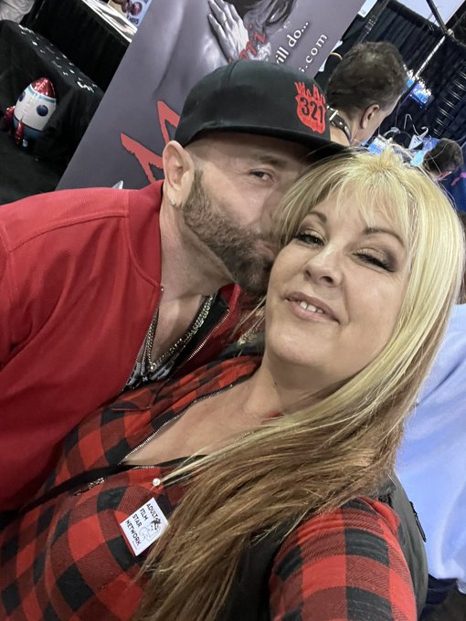 Got to see Dom and grabbed a hiking and a pic @EXXXOTICA https://t.co/uAQhT4agKp