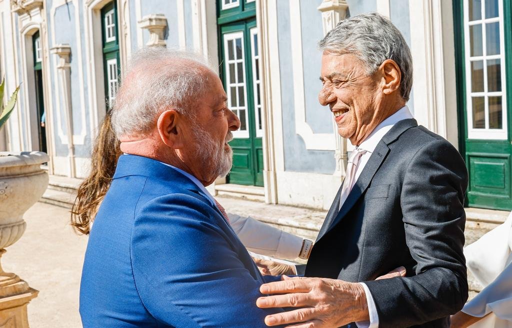LulaOficial's tweet photo. Um dia muito feliz para a cultura brasileira. Um abraço, meu caro amigo Chico Buarque.

📸: @ricardostuckert https://t.co/dVrbYmmDYF