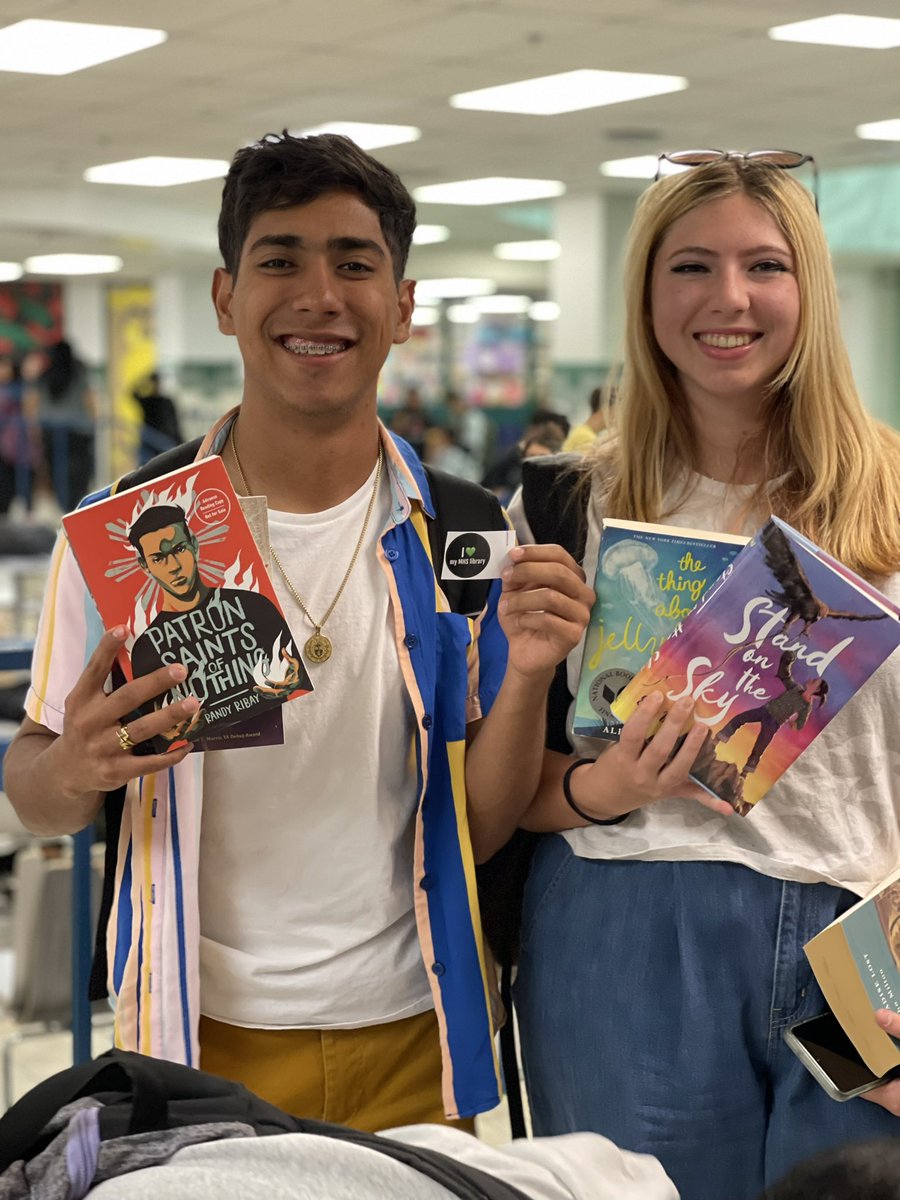 JMarquez_LMS's tweet photo. In celebration of National Right To Read Day the #mhslibrary gave out free books during lunch! Happy #NationalLibraryWeek! #TeamSISD @MontwoodHS @DMacon_MHSReads @Sparks_Interest #LibrarianBrags #freedomtoread https://t.co/jA3tSo1ora