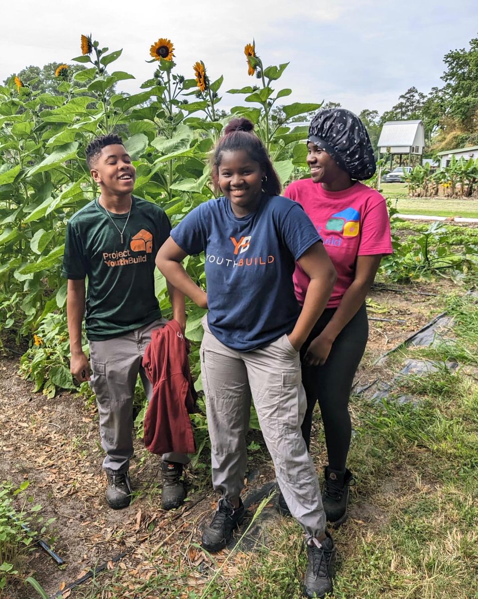 We had amazing students from ProjectYouthbuild come out today to help harvest produce for Working Food's Annual Young Chef's Pop-Up Restaurant! Such a fruitful collaboration!

Thank you @projectyouthbuildgnv for helping make it work!