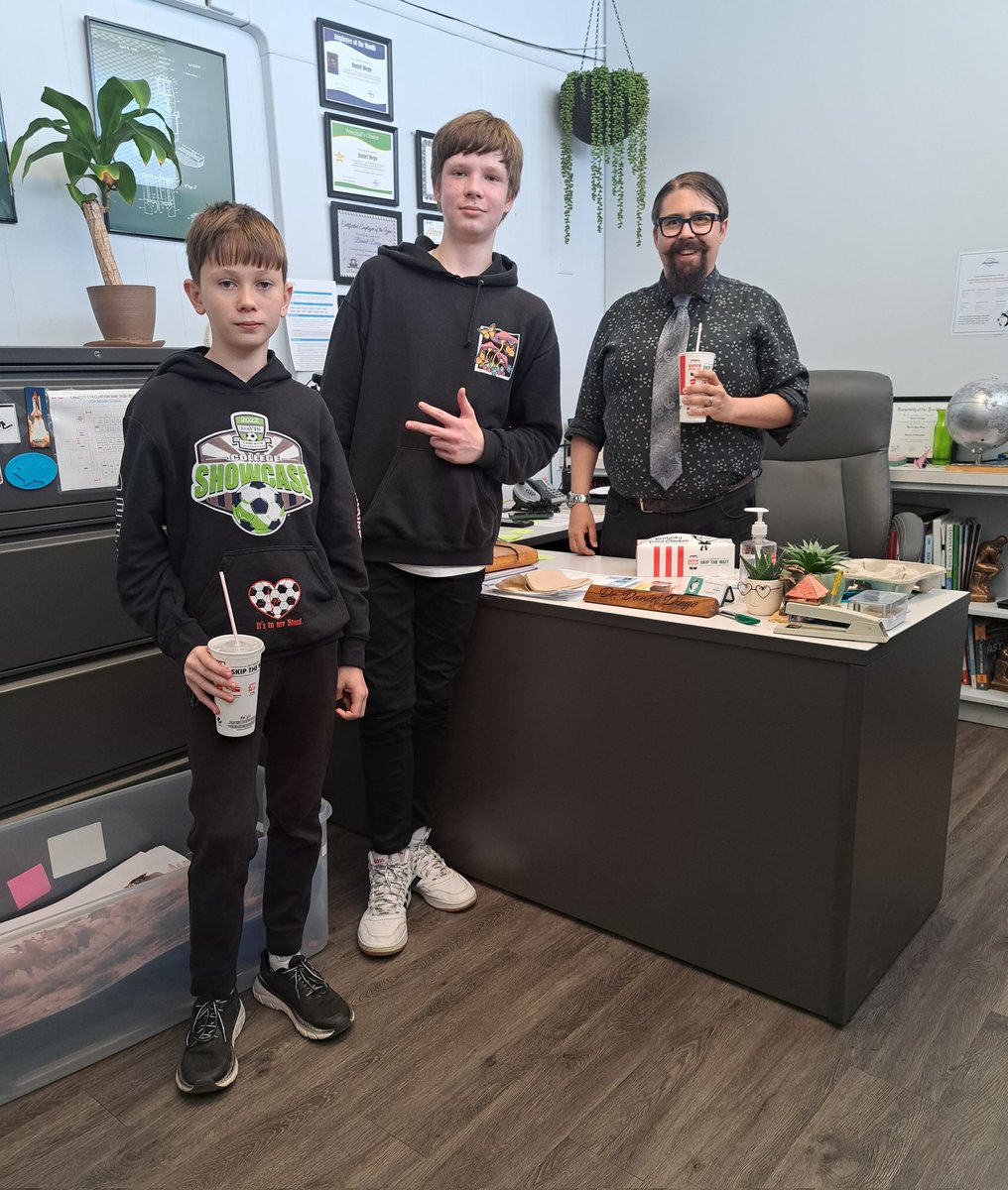 COA_middle's tweet photo. 🍽🥤Lunch with COA Principal or Vice Principal has been one of the most popular Paw Shop items this school year! Two more Husky students spent their hard earned Paw Prints to enjoy lunch time with Dr. Diego and get treated to their favorite food.
#coamiddle #gcc_charters https://t.co/D2B1vxOIjv