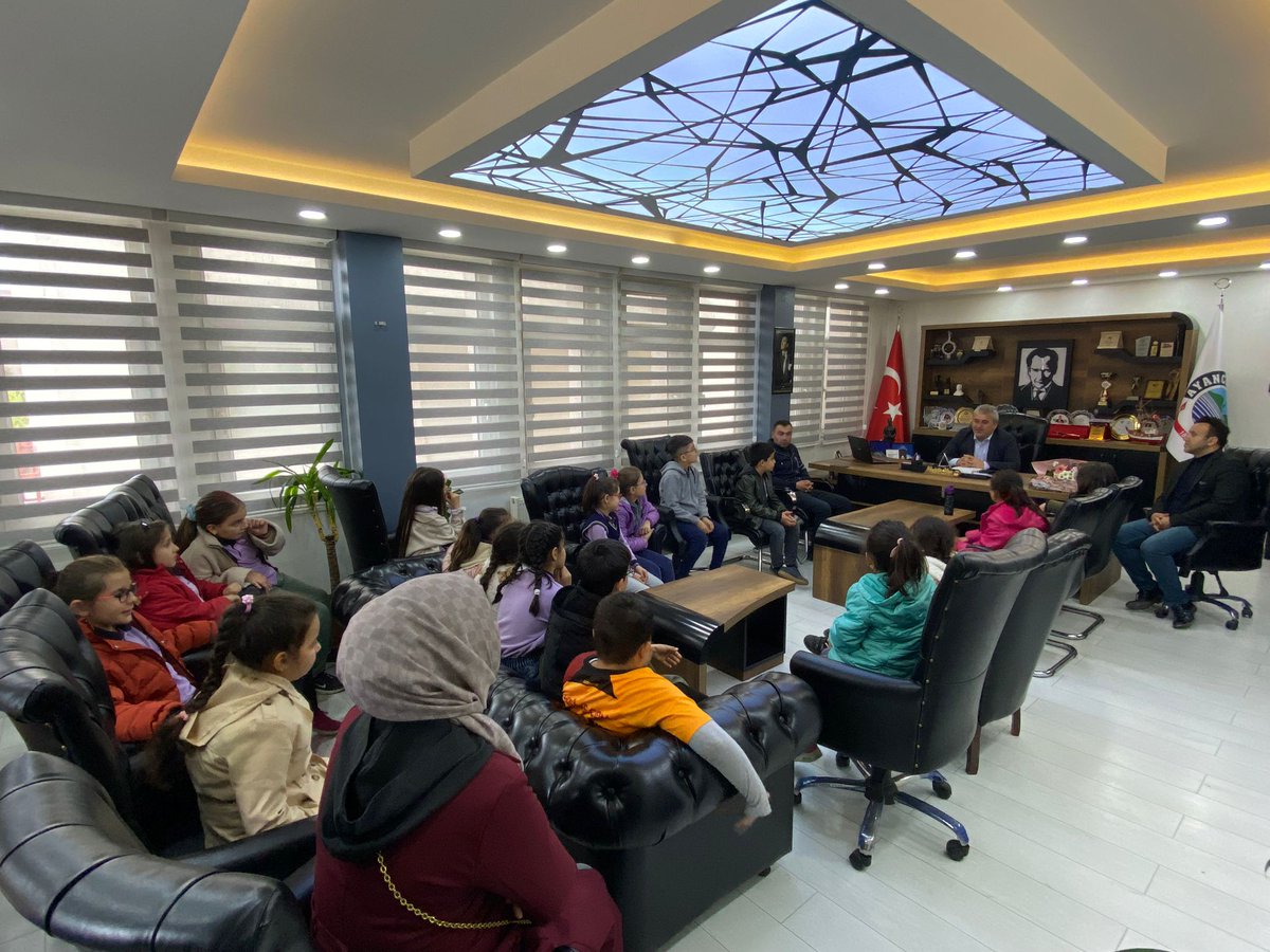 AvukatHusnu's tweet photo. 3-A sınıfı öğretmenimiz Ayşe Karadeniz ve öğrencilerimiz okul müdürümüz eşliğinde Ayancık Belediye Başkanı Sn. Hayrettin KAYA'yı ziyaret ettiler. Yerel yönetimlerle ilgili dersi Başkan Bey'in odasında işlediler.@ayancikilcemem @Ayancikkym @sinopilmem @tcmeb https://t.co/QStYfX4TOB