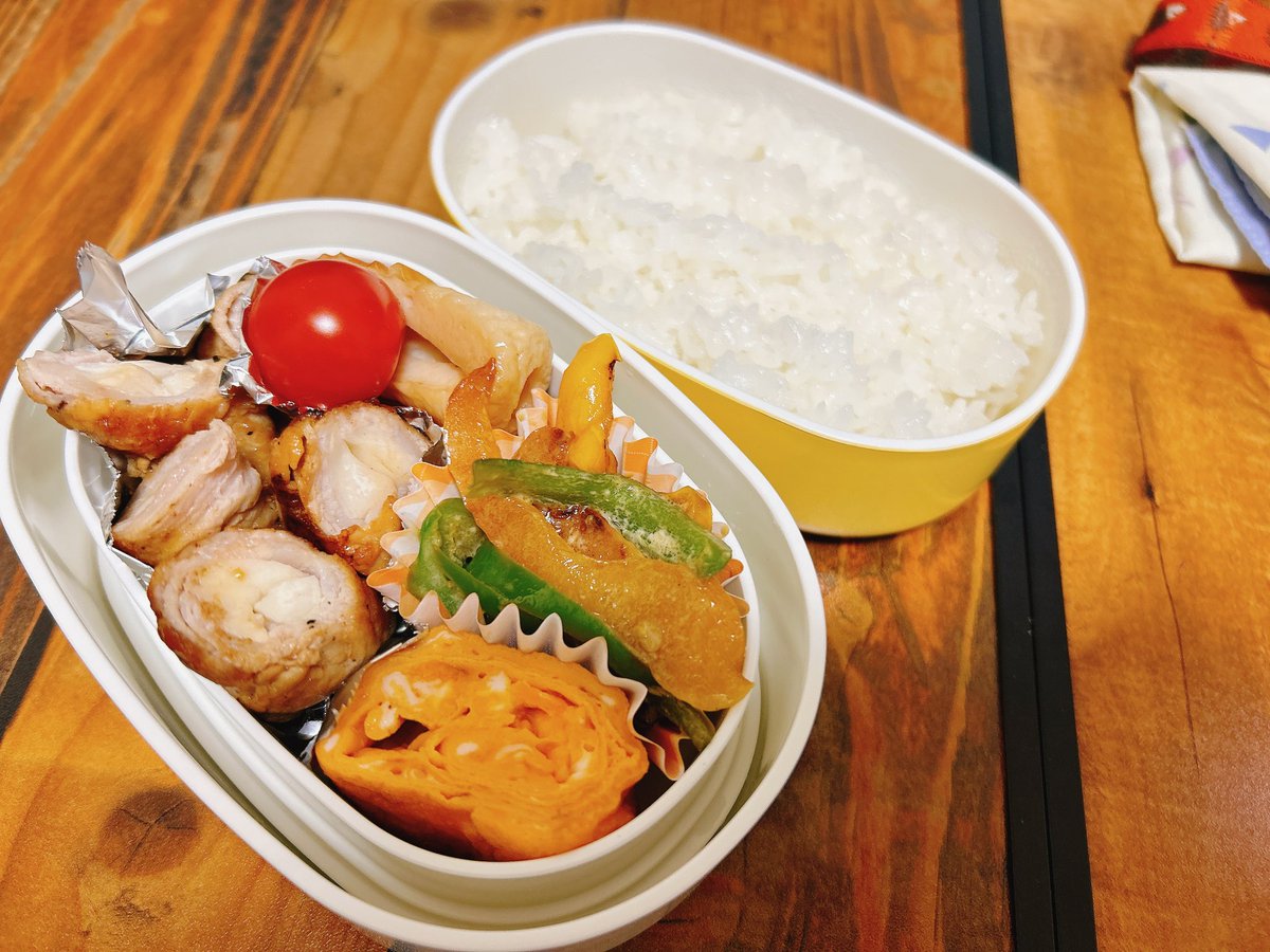 今日のお弁当🍱
・エリンギの肉巻き
・ミニトマト
・ちくわの煮物
・ピーマンとパプリカの炒め物
・卵焼き

ねむい。