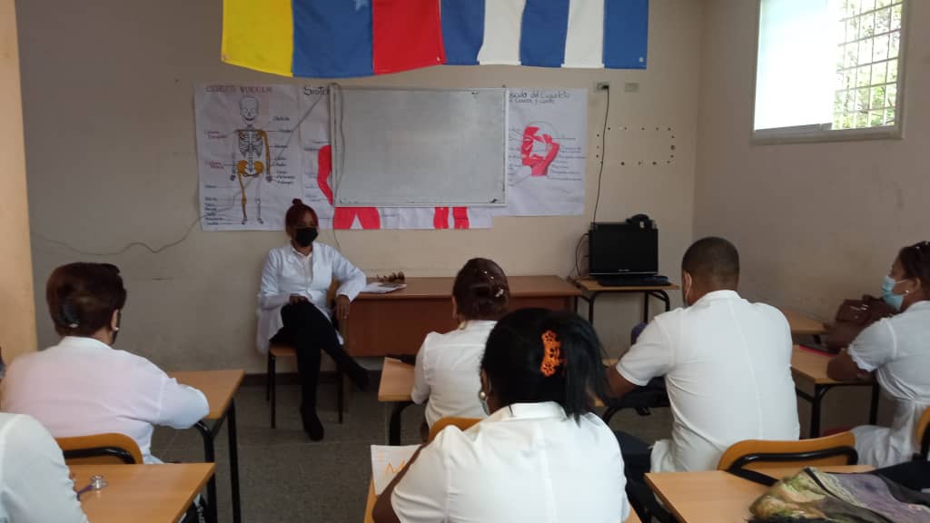 CDI dos lagunas en entrega de guardia y matutino organizado las tareas del día <a href="/CdiDosLagunas/">CDI Dos Lagunas Misión Médica Cubana</a> 
<a href="/cubacooperaven/">Brigada Médica Cubana en Venezuela</a> 
<a href="/CubaMir_Ven/">Brigada Médica Cubana Estado Miranda</a> 
#MejorSinBloqueo 
#CubaPorLaVida 
#CubaPorLaSalud 
#CubaPorLaPaz 
#FidelPorSiempre