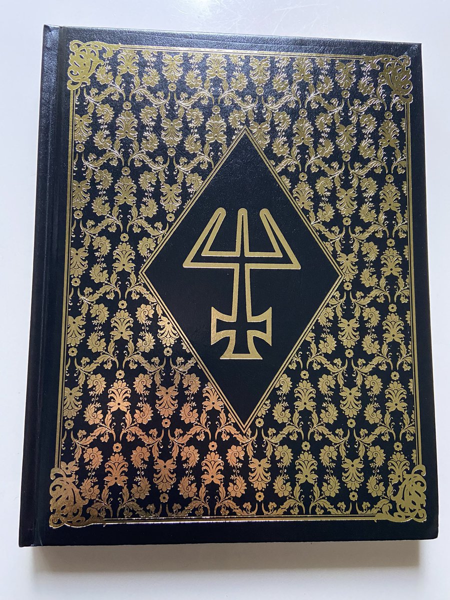 Ooooh. So shiny! I love it when books you backed arrive 🥰 #magetheascension thanks @TheOnyxPath for such a lovely tome!