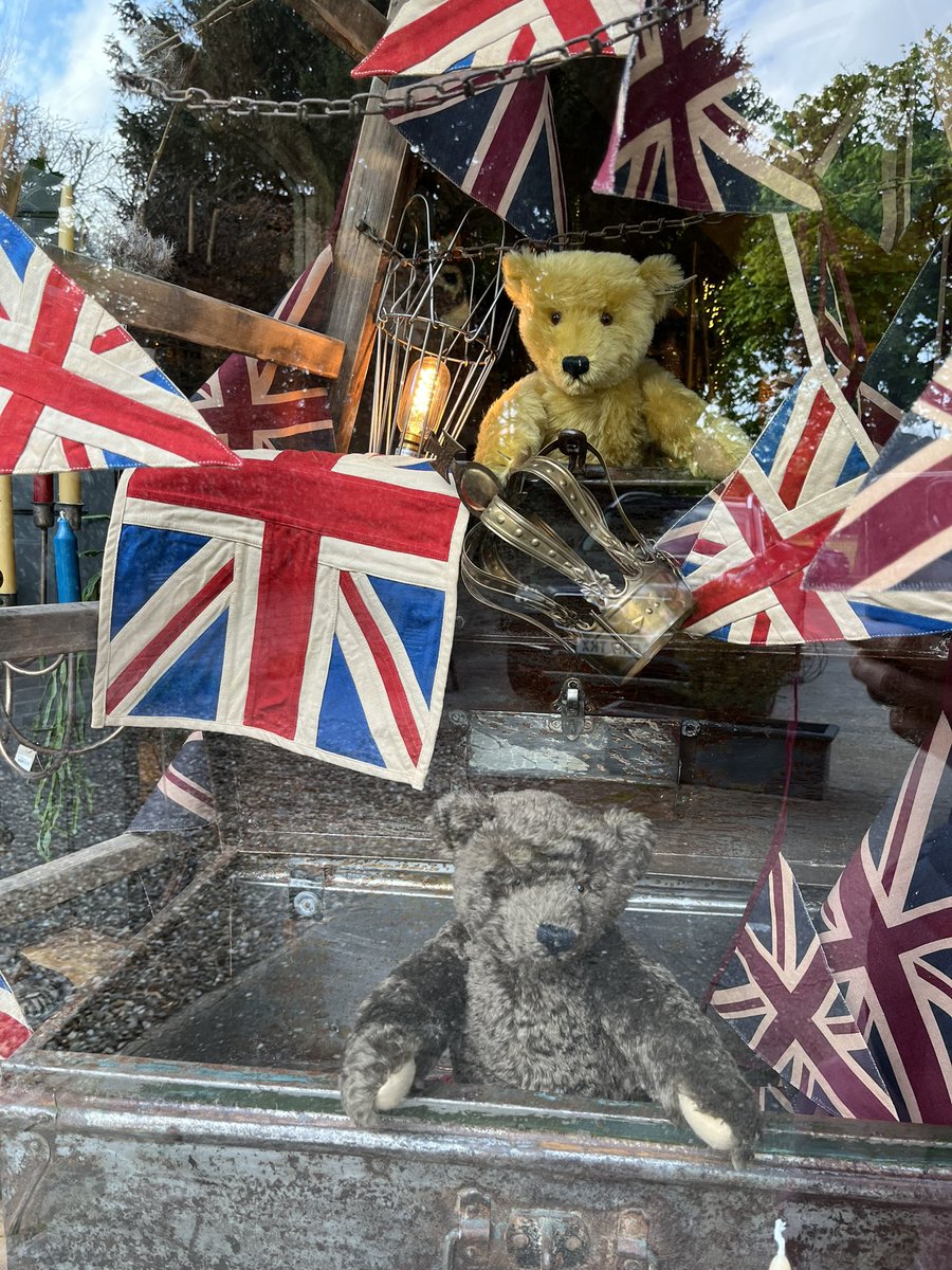 GreigeLifestyle's tweet image. Take a look at our #Coronation #shopwindow #Chiswick