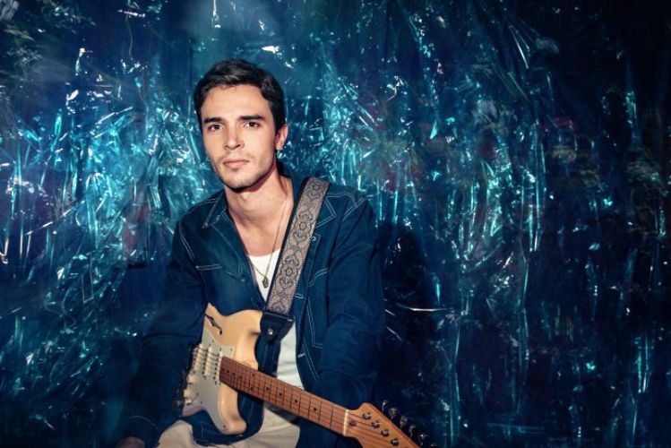 Diario_ElTiempo's tweet photo. #Música Alejandro Santamaría lanzó sencillo "Vestido azul" https://t.co/XbQRd4F96l https://t.co/NVteJkmuSy