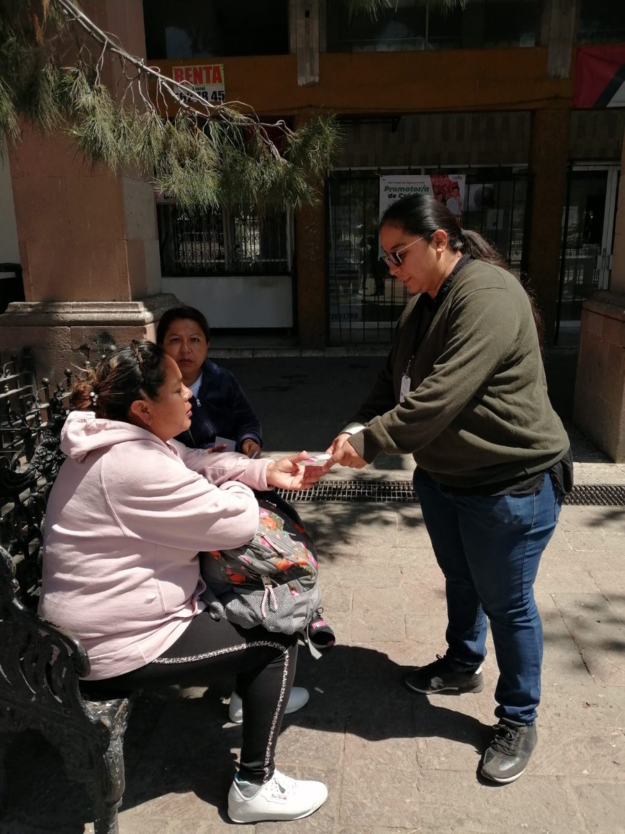 CD13_Coah's tweet photo. #IECInforma
#NoParamos Nuestra consejera @Jake02Ceci y nuestra #EnlaceDistrital promocionan la plataforma “Candidatas y Candidatos, #Conóceles”, en la #PlazaDeArmas  entre la ciudadanía de #Saltillo. @MariSaucedo19 @letybravoo @rodrigo_0378 @Jorge_dlp @Jake02Ceci @ileann77 https://t.co/iHBraVX4il