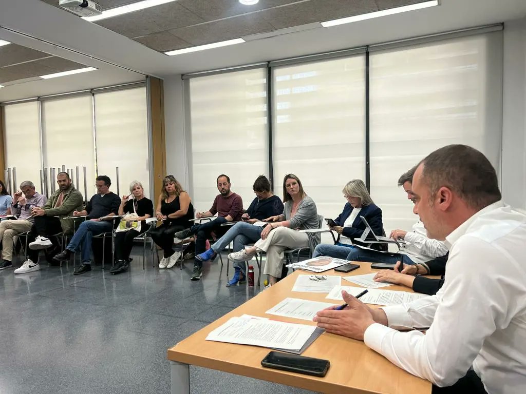jordi_ballart's tweet photo. 🗣️ Aquesta tarda reunió amb les persones que formen la candidatura de @TotperTerrassa pel 28M.

📝 Hem planificat cap a on volem anar,com ho volem fer i quines coses volem que ens identifiquin. 

😍 Estic orgullós de l'equip que tenim, preparat per governar la ciutat.

💪🏼 Som-hi! https://t.co/C1IdpnPa8Y