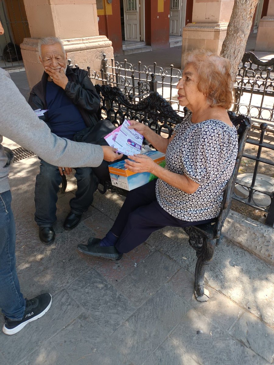 CD13_Coah's tweet photo. #IECInforma
#NoParamos Nuestra consejera @Jake02Ceci y nuestra #EnlaceDistrital promocionan la plataforma “Candidatas y Candidatos, #Conóceles”, en la #PlazaDeArmas  entre la ciudadanía de #Saltillo. @MariSaucedo19 @letybravoo @rodrigo_0378 @Jorge_dlp @Jake02Ceci @ileann77 https://t.co/iHBraVX4il