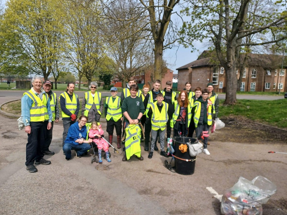 Saturday #Womble 2️⃣7️⃣ #Volunteers #Aylesbury collected 24 rubbish, 7 recycling and 1 cans  15NOS  cannisters 53 disposable vapes #womblepower #litterheroes #lovewhereyoulive @KeepBritainTidy @AylesNews @YourBucksRadio @TalkRoberto @RobBAylesbury @JustinDealey @aylesburytc