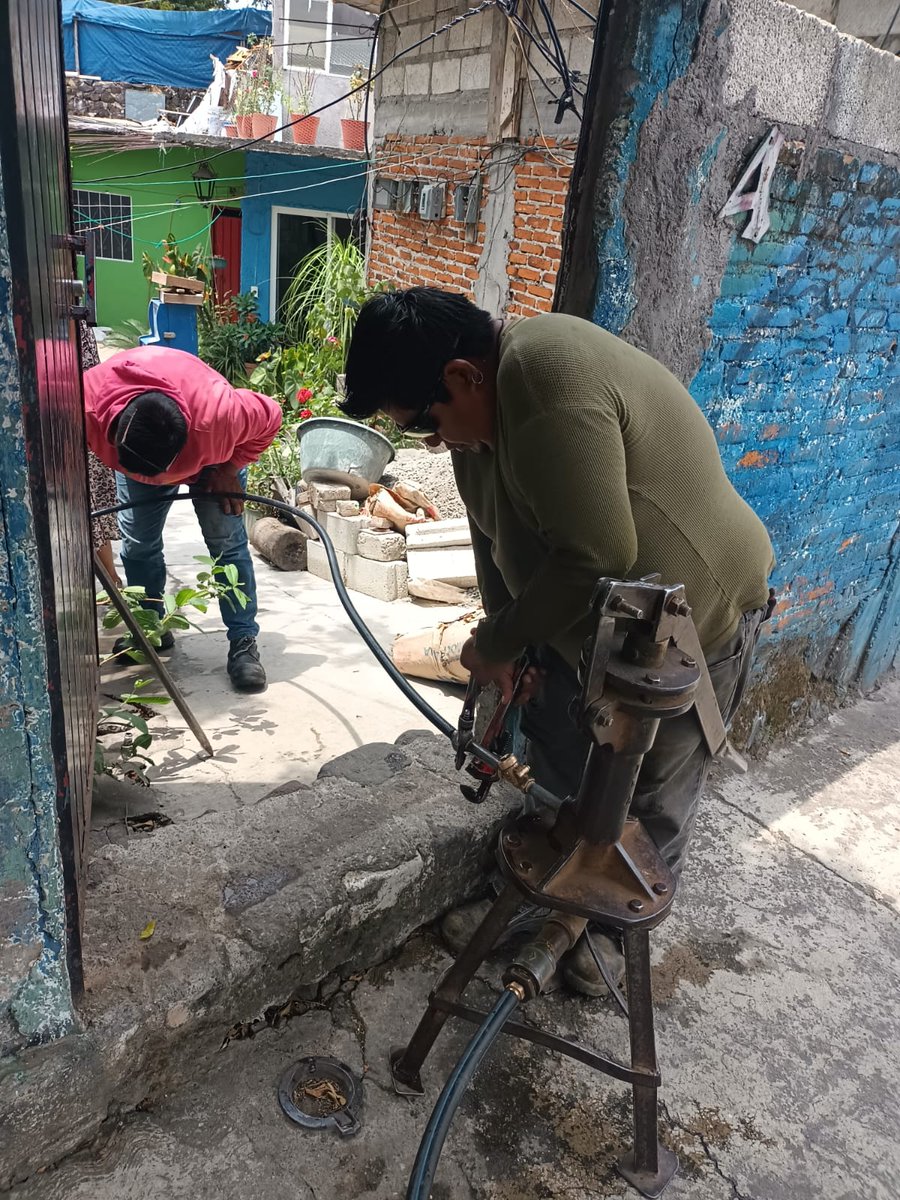 SapacCuernavaca's tweet photo. #SAPACAguaParaTodos 💧
En respuesta a reporte ciudadano, personal operativo del #SAPAC destapa 2 tomas en calle Morelos #3 y #4 Col. Antonio Barona, quedando el domicilio con un correcto servicio. https://t.co/nUAG4DoshG