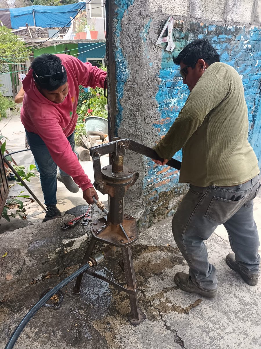 SapacCuernavaca's tweet photo. #SAPACAguaParaTodos 💧
En respuesta a reporte ciudadano, personal operativo del #SAPAC destapa 2 tomas en calle Morelos #3 y #4 Col. Antonio Barona, quedando el domicilio con un correcto servicio. https://t.co/nUAG4DoshG