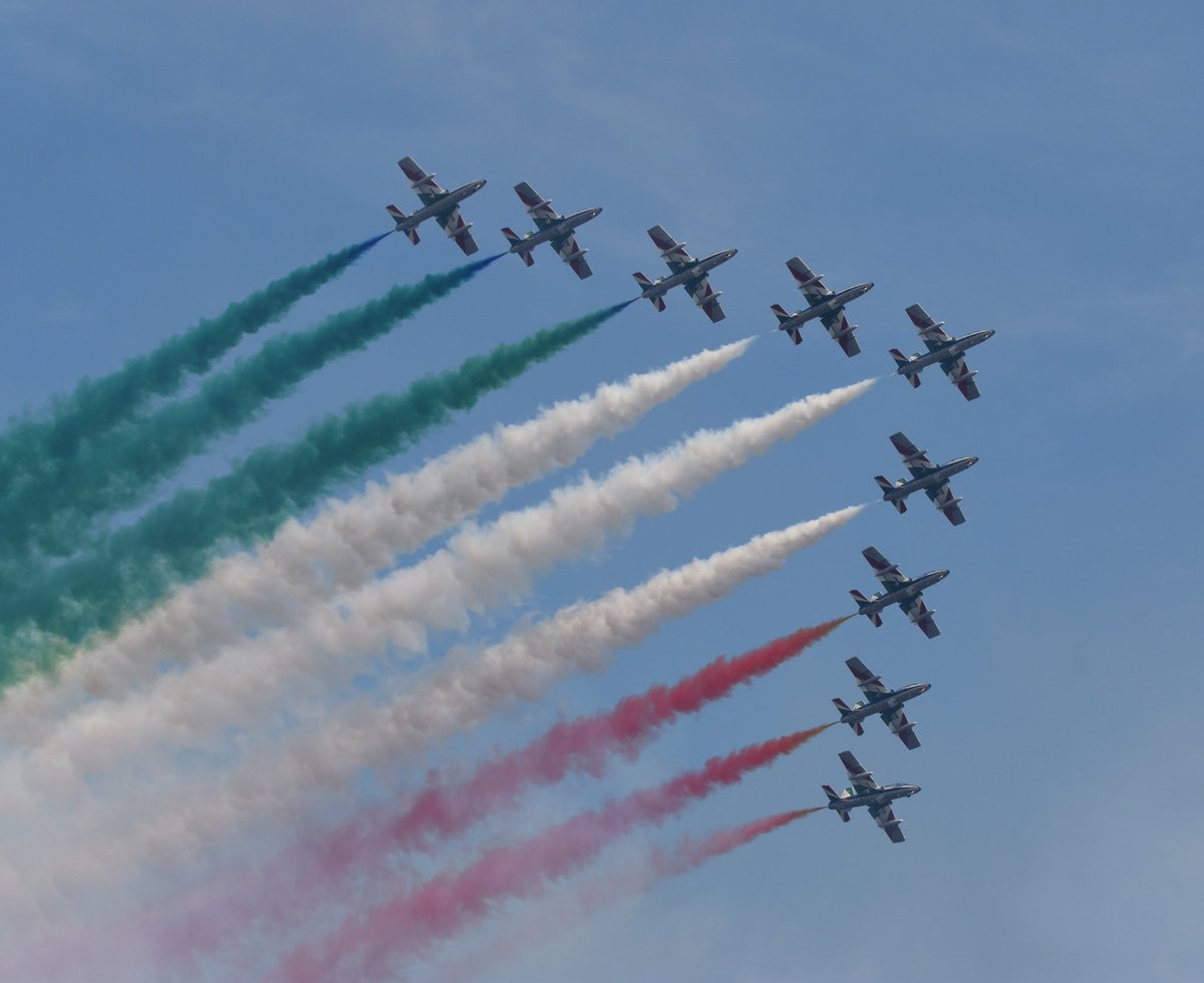 stuartmfoster's tweet photo. Frecce tricolori aerbatics team riat july 2022. #freccetricolori #italianairforce #riat #airtattoo #raffairford #aerobatics #avgeeks #aviationlovers #aviationphotography https://t.co/JgS6gUvIyY