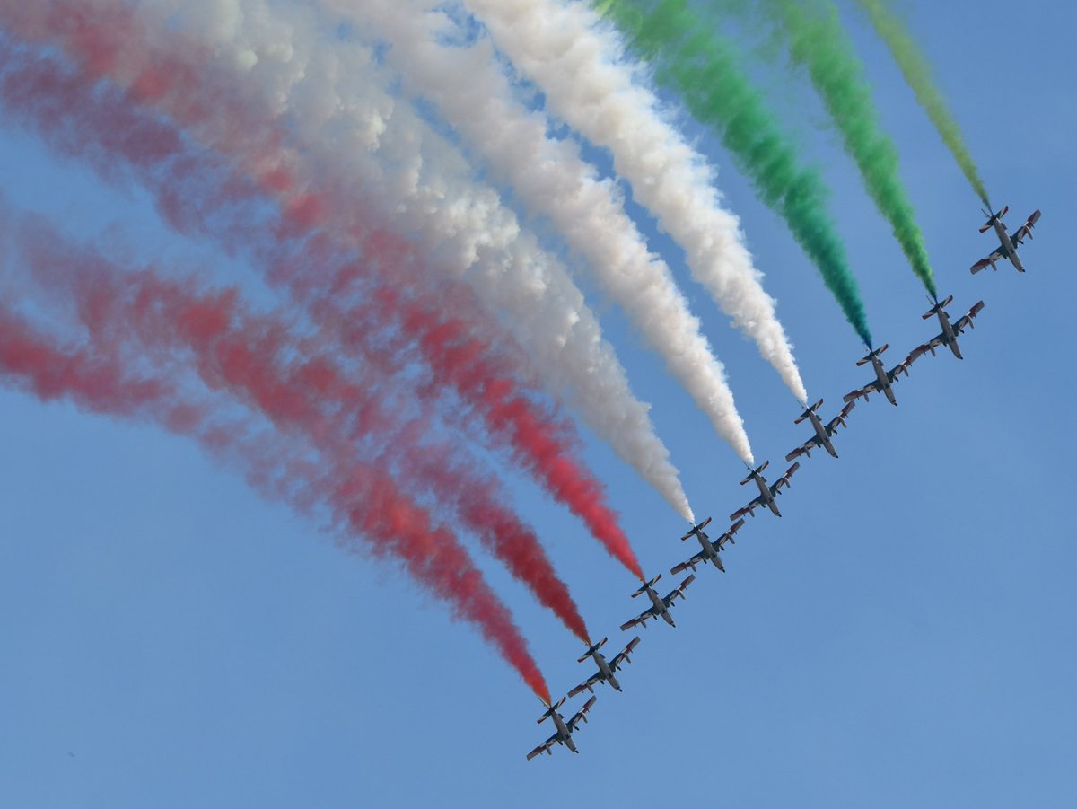 stuartmfoster's tweet photo. Frecce tricolori aerbatics team riat july 2022. #freccetricolori #italianairforce #riat #airtattoo #raffairford #aerobatics #avgeeks #aviationlovers #aviationphotography https://t.co/JgS6gUvIyY