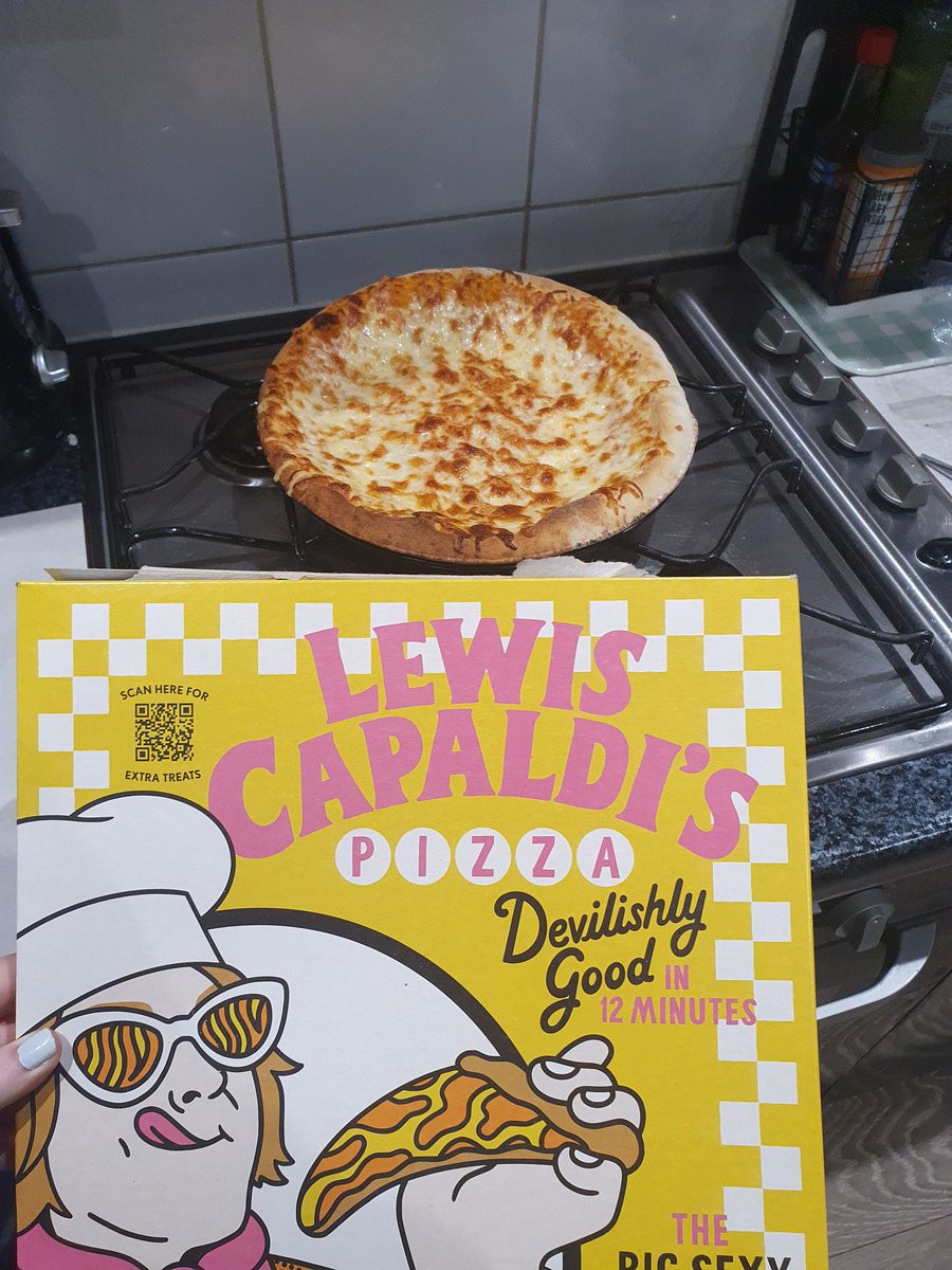 PoppyB_00's tweet photo. Very nice 🥰👌🏻 @LewisCapaldi #lewiscapaldipizza #thebigsexycheeseone https://t.co/SO2IWcdrEH