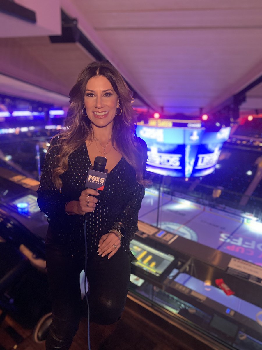 TinaCervasio's tweet image. When you arrive at The Garden excited to report on #NYR #NJD Game 4 of #StanleyCupPlayoffs (rare for me to be at a PM game since I only work dayside on Mondays…
🏒🏈🥅🏈
And I get to lead the news with the Aaron Rogers officially traded to the #JETS!
