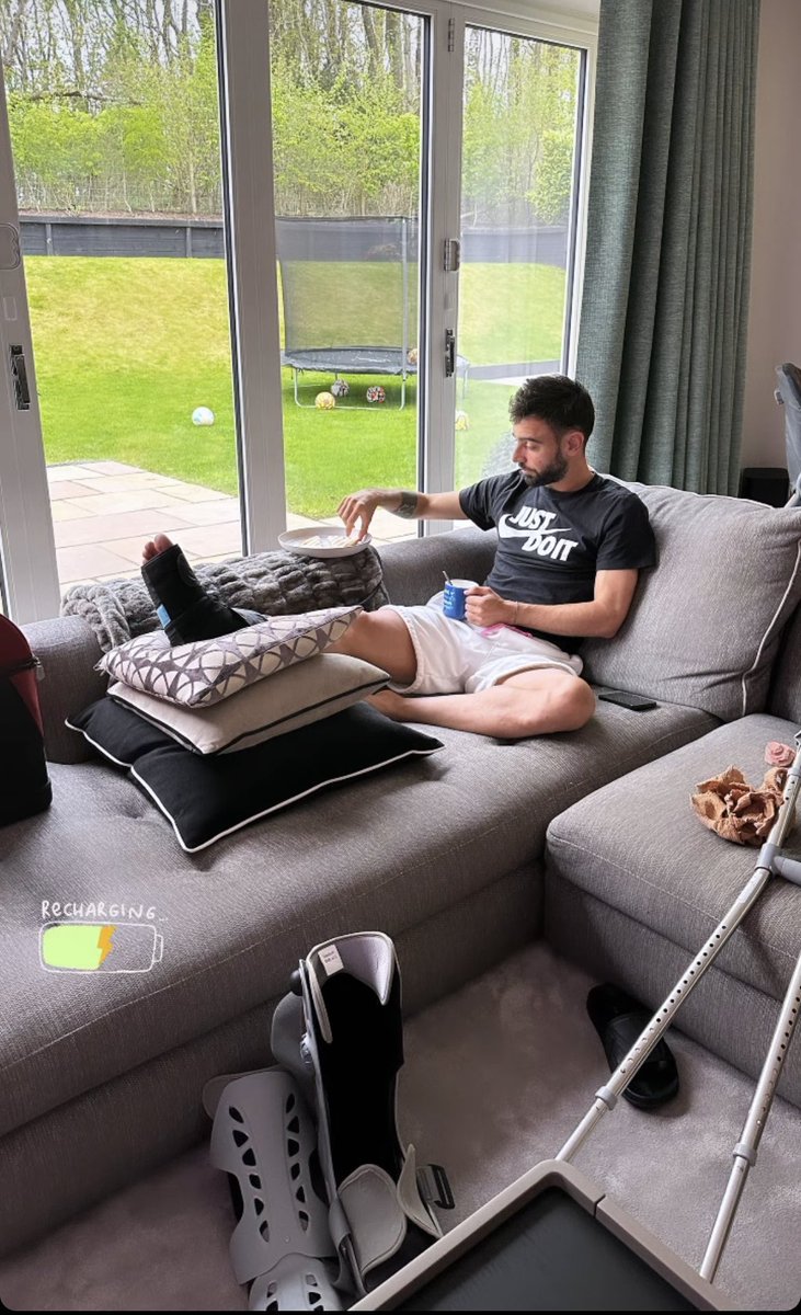 PoojaMedia's tweet photo. Bruno Fernandes is injured &amp; could be out for the Spurs again. 

If he misses the game, it will be the first time ever in his career he will miss a football game through injury. 

Warrior. 🔥 https://t.co/UbUSDzs8Jy