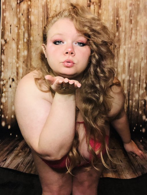 Can I be your naughty elf girlfriend https://t.co/qfCVleJRn3