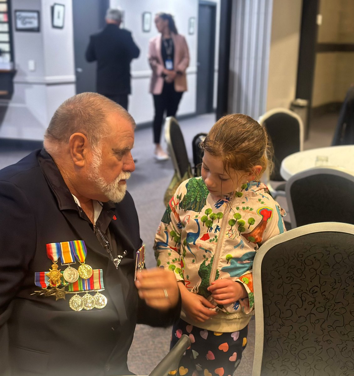 CrMelissaTaylor's tweet photo. Norm was very proud explaining his medals to Olivia 🎖️
This is what today is about ♥️
#lestweforget2023 #anzacday
#preciousmoments
#toowoombaregion #tlcfortrc #morethanjustapostcode #supportingourregion #supportingourfamilies #supportingourbusinesses #adventuresinourregion https://t.co/7G3XrKzgeA