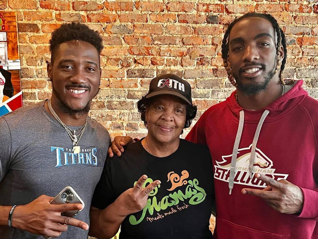 YoMamasMeals's tweet photo. Those @usflstallions DEMOLISHED Memphis this weekend to make them now 2-0!! #GiddyUp #FeedThemFresh https://t.co/pm66OOhBH6
