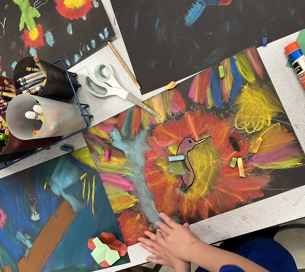 MrsGilArt's tweet photo. An explosion of color! What a wonderful way of finishing or #hummingbird lesson! @GFESWildcats @comalfinearts ❤️🎨 https://t.co/1VUMmxvKyp
