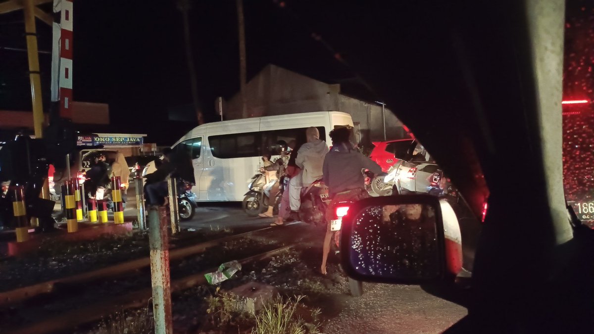 putrianggra96's tweet photo. Perdana ngerasain gempa di kampung sendiri yg notabene dekat pantai banget🥲🥺 https://t.co/i2Rhxif8on