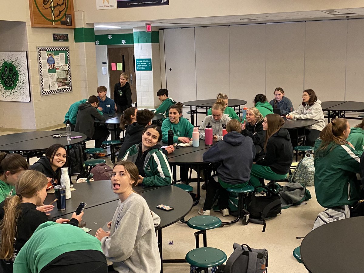 Team meal! Team binding! Thank you @MogAthletics 🤍💚