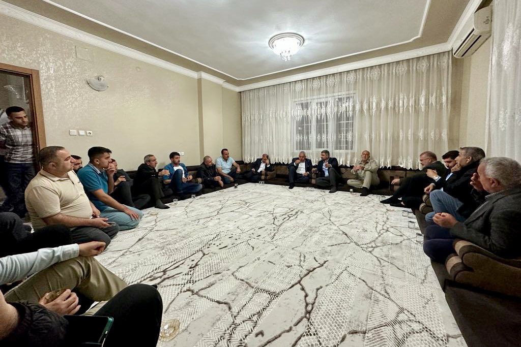 #Kızıltepe ilçesinde #Koçhisar Mahalle Muhtarımız Sn. Zeynettin Kalkan ile bir araya geldik. Heyetimize göstermiş oldukları ilgi ve alakadan dolayı kendilerine teşekkür ederiz. #DoğruAdımlarlaYolaDevam