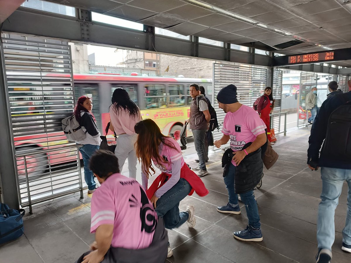 TransMilenio's tweet photo. Para mejorar la seguridad, en especial de las mujeres, desarrollamos estrategias que incluyen los #PAB (Puntos de Atención Básica), la campaña #DateCuentaPitayAvisa y las actividades del #ComboVioleta. Entre todos lograremos un mejor Sistema. https://t.co/P1vaxpVxXn