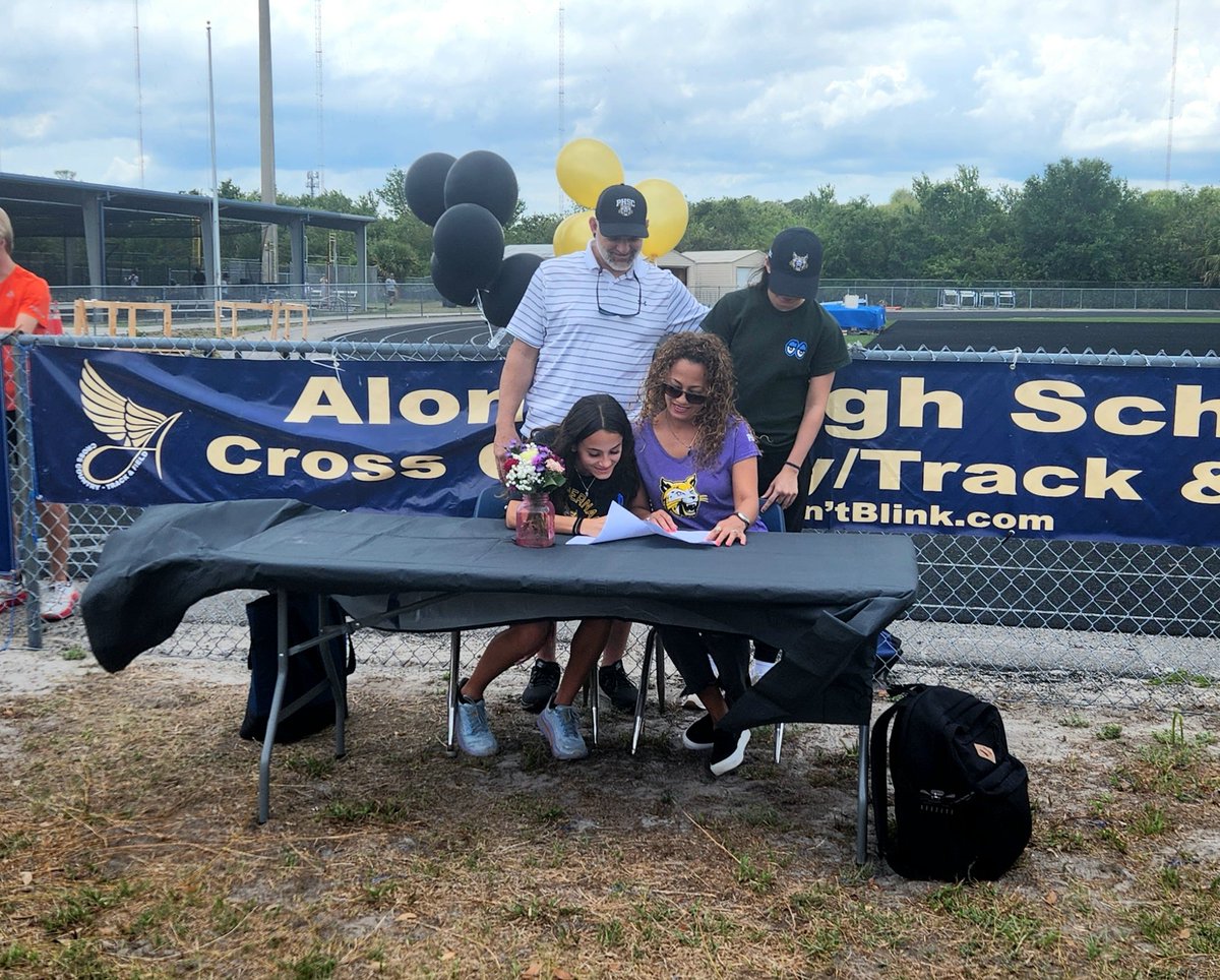 RavensXCTnF's tweet photo. After four years of cross country and four years of track and field, Nathalia Mallo is not done. Mallo signed her NLI today with Pasco Hernando State College and will compete at the NJCAA level next year. Congrats Nathalia! #NextlevelRavens https://t.co/UgDm6AulUR