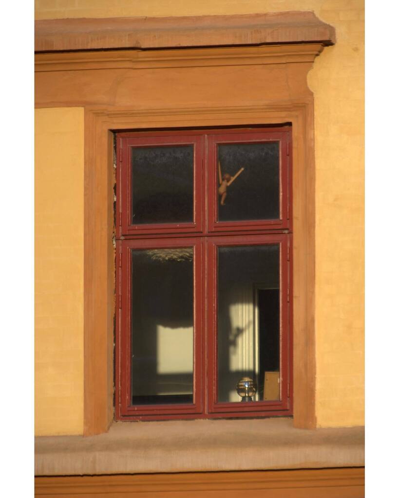 knut's tweet image. Monkey waving in the sun. Taken on Nordre Fasanvej on Nørrebro in Copenhagen some weeks ago. instagr.am/p/CrbvgJ2sTK6/