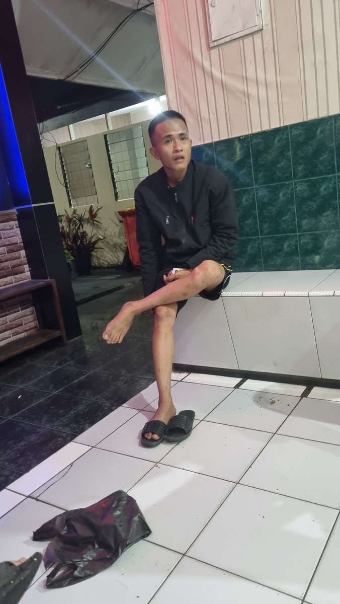ajolajolan's tweet photo. 16. Singkat cerita, hanya tertangkap satu pelaku. Namanya Erwin Hia. Lalu polisi datang mengamankan, dan dibawa ke Polsek Bogor Selatan. https://t.co/HpQZ84jcUu