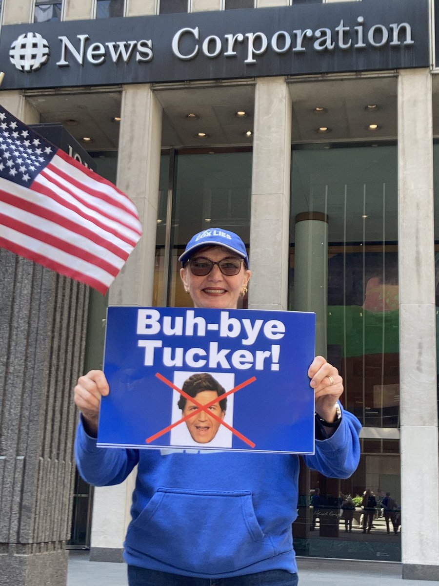 TruthOverFox's tweet photo. Timing is everything. We just made this graphic yesterday. What a difference a day makes.
#TuckerCarlsonFired #TuckerFired #buhbyeTucker #FoxLies #MurdochGutterMedia #TuckerIsOut https://t.co/dggn4BTawn