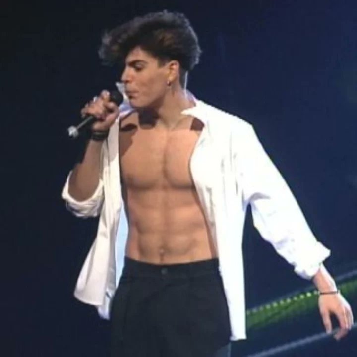 julielushjordan's tweet image. Happy #NKOTBDay, my favourite memory, seeing this performance for the very first, heart fluttering, this is the moment I just knew Jordan had captured my heart. Loved this song forever, can't wait to hear it live again @NKOTB ❤💙🧡💚💛🤖♾🇬🇧 #UKblockhead