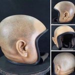 にしてもリアルすぎるヘルメット。「檀家周り用ヘルメット」