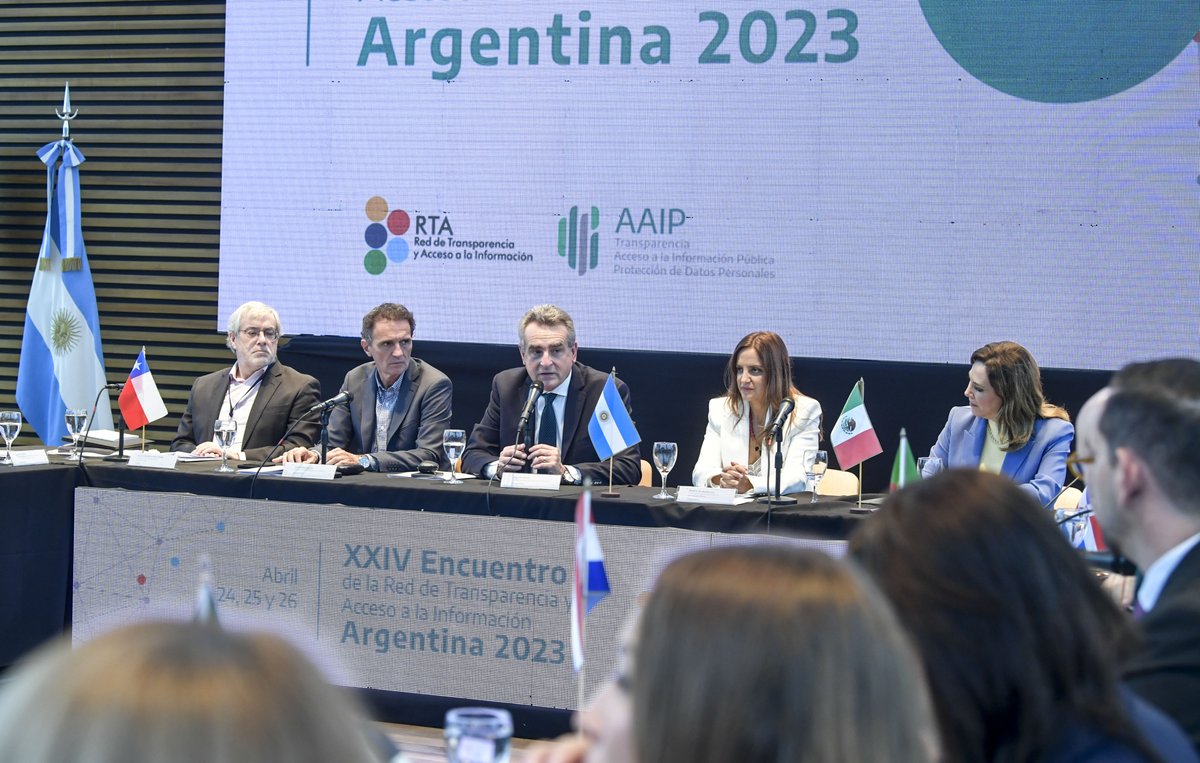 El jefe de Gabinete @RossiAgustinOk inauguró junto a @beanchorena el XXIV encuentro de la Red de Transparencia y Acceso a la Información, organizado por @AAIPargentina, en @elCCKirchner. Participaron el ministro @gkatopodis y la presidenta de @RedIntercambio, @bl_ibarra 🇲🇽.