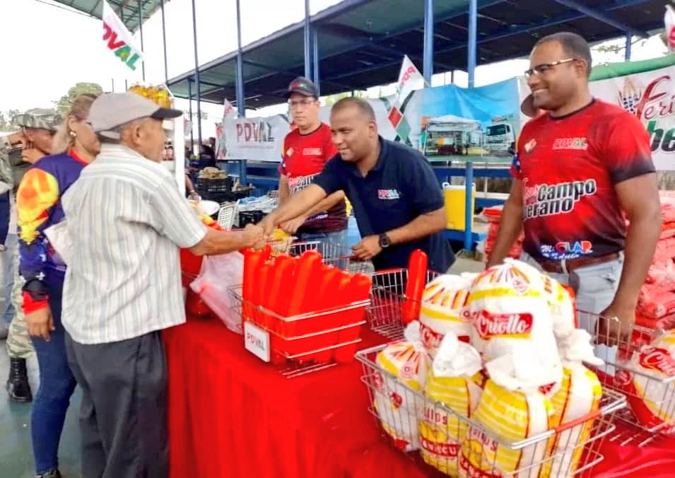 MinAlimenVen's tweet photo. #Monagas | En el sector Patriotas del Centro, Parroquia El Furrial, fueron beneficiados + de 1.400 familias con el Plan Nacional de Distribución de Proteína, a través de la Feria del Campo Soberano. 

El pueblo adquirió 5,8 toneladas de alimentos. 
#ALBAEsNuestramerica https://t.co/KF0jU08WXP