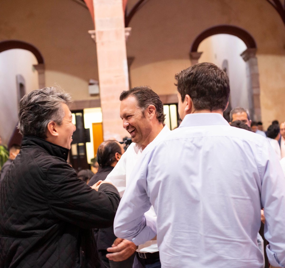 makugo's tweet photo. Como cada semana #CONTIGO informamos. Nos reunimos con los medios de comunicación para reportar cómo van los avances en cada uno de los puntos de la obra #Paseo5F y la apertura que pronto se realizará en el paso inferior en intersección de Av. Zaragoza.

¡Juntos estamos construyendo el futuro de Querétaro!
