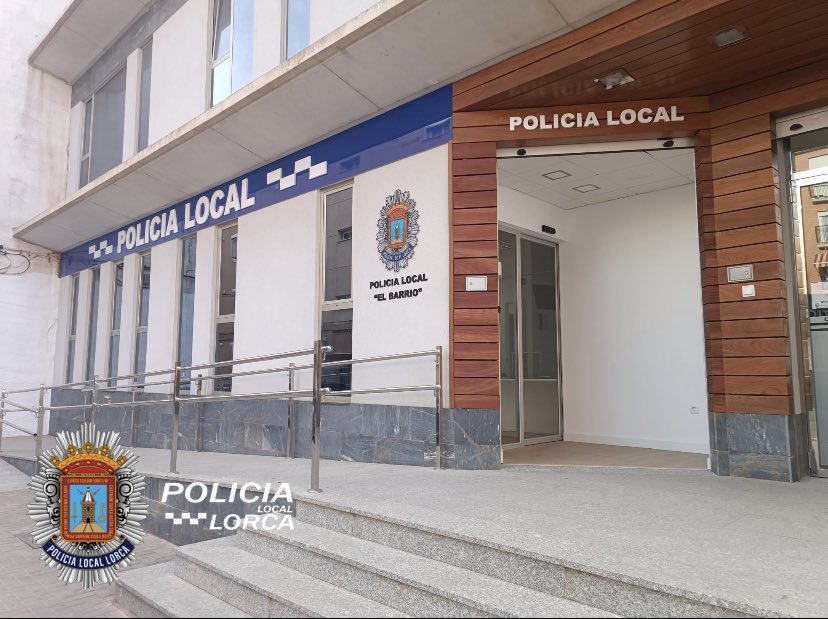 CodelorLorca's tweet photo. Hoy hemos mantenido una reunión muy productiva con @jlrg2130 y @policialocal_lorca , donde les hemos presentado varías propuestas y hemos puesto cosas en común, en beneficio al comercio,.

Le agradecemos a policía local el gran trabajo que realizan a diario por lorca. https://t.co/iTGSclVtQv