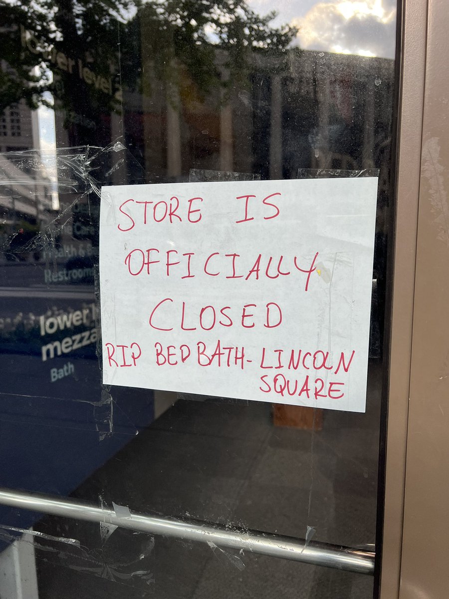 RolandoPujol's tweet photo. The sign outside the Lincoln Square Bed Bath &amp; Beyond says it all. RIP. https://t.co/CmZiLB8Aul